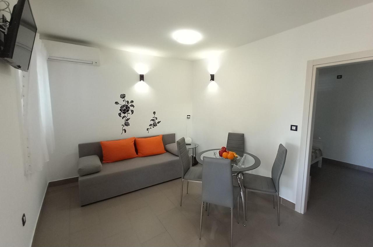 Apartmani Nizic Jadranovo Buitenkant foto